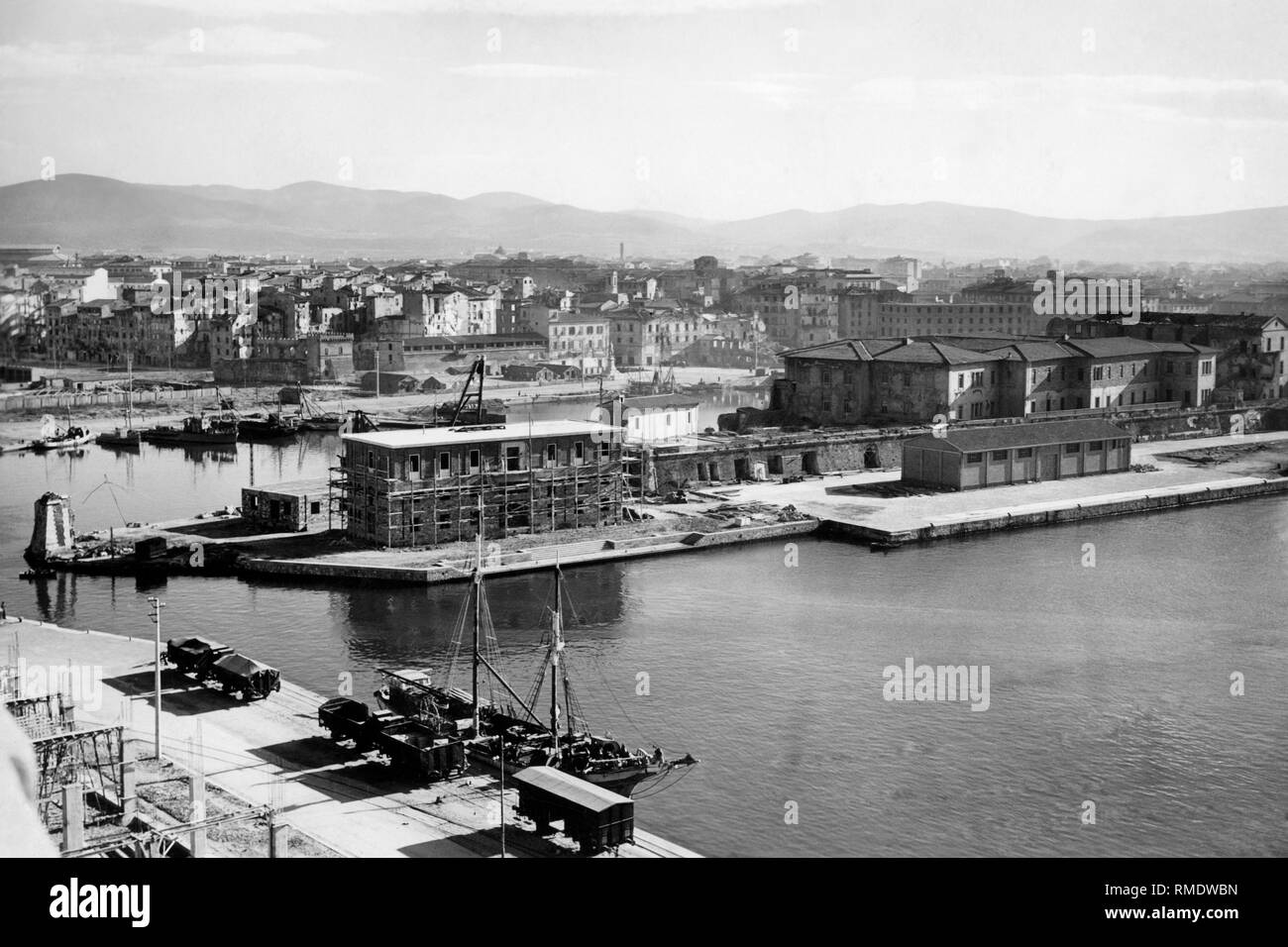 eurpoa, italia, toscana, livorno, veduta del porto con l'andana degli anelli e il molo della capitaneria di porto, 1920 1930 Stock Photo
