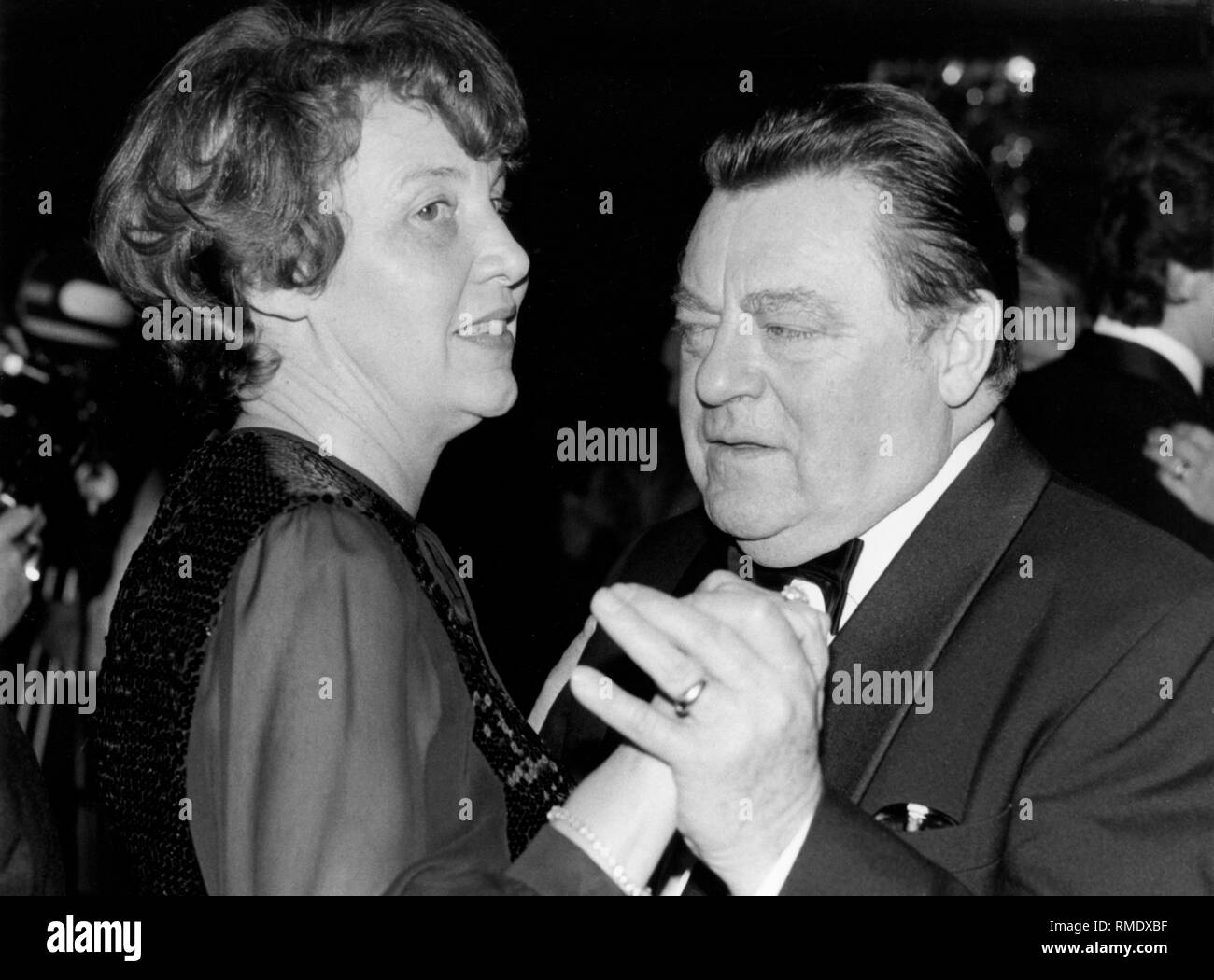Bavarian Minister President and chancellor candidate of the Union, Franz Josef Strauss, dances with his wife Marianne Strauss on the occasion of the awarding of the Karl-Valentin-Order of the Narrhalla to Bruno Kreisky, federal chancellor of Austria. Stock Photo