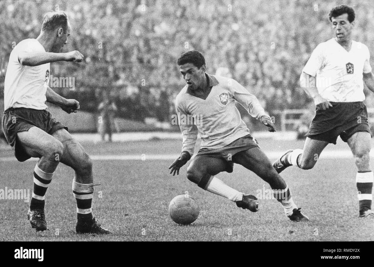 Brazil wins the final against Czechoslovakia with 3-1. Garrincha against Josef Masopust (left) and Jan Popluhar. Stock Photo