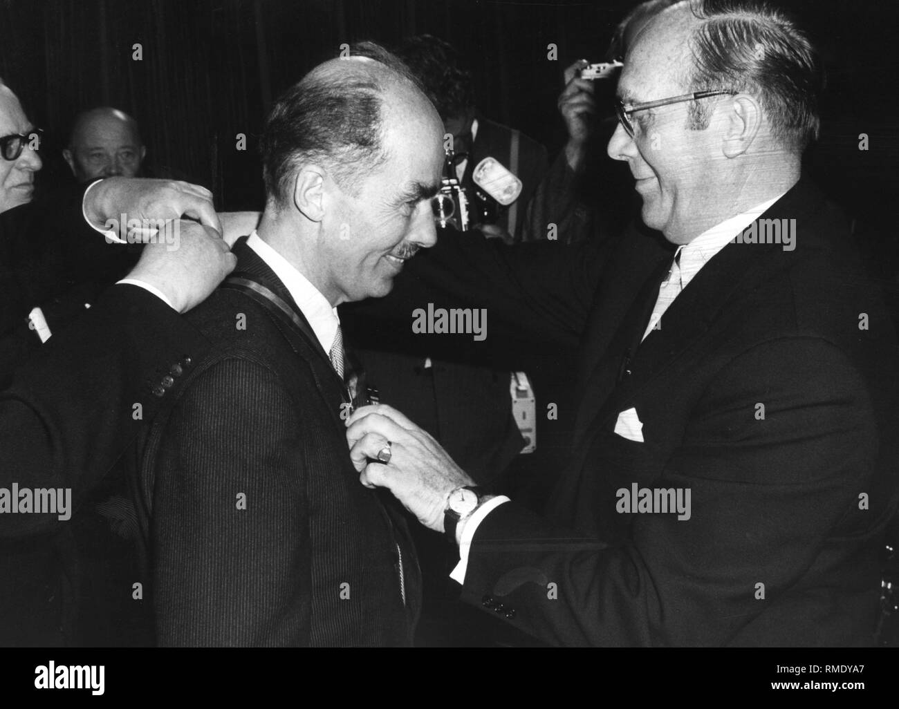 On the Sudeten German Day, Otto von Habsburg receives the Karlspreis der Landsmannschaft from the spokesman Walter Becher (right) of the Sudetendeutsche Landsmannschaft. Stock Photo