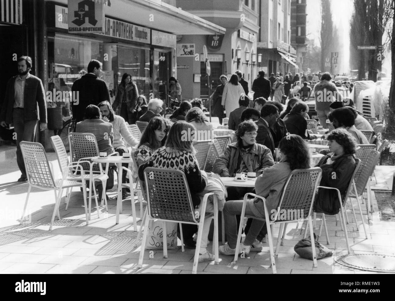 Guests in a cafe in Leopoldstrasse in Munich. (Undated photo). Stock Photo
