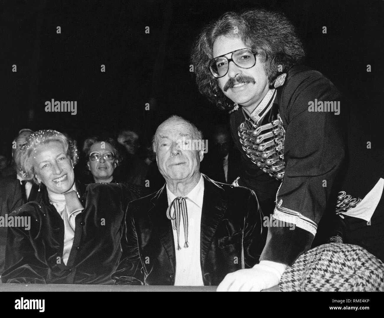 Actor Heinz Ruehmann (middle) and his wife Herta and Roncalli boss Bernhard Paul (right). Ruehmann played a clown in the ARD series 'Traumtaenzer'. Father and producer of the series is Gyula Trebitsch. Stock Photo