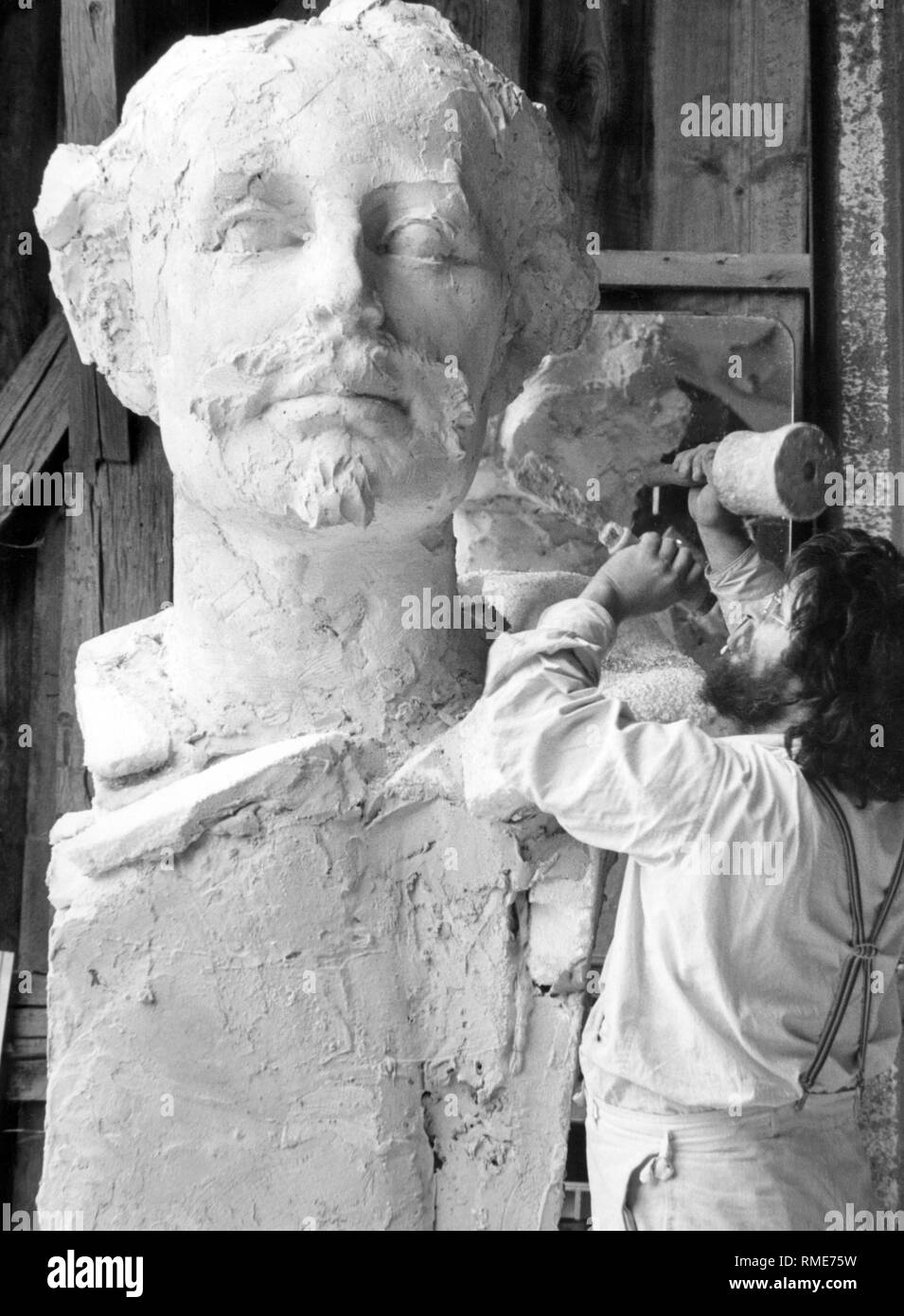This photograph shows sculptor Claus Nageler, who made a plaster bust of King Ludwig II, which is to be cast in bronze and placed on a three-meter-high column. This bust will be a part of the King Ludwig fountain in Starnberg and will be set up at Bahnhofsplatz. The fountain was completed for the 139th birthday of King Ludwig II. Stock Photo