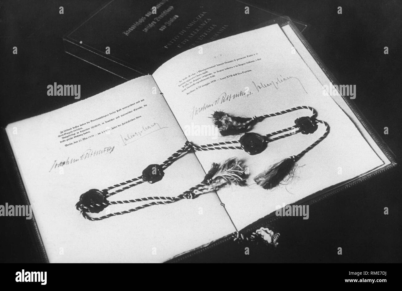 In the photo, the Treaty of Alliance (with quadruple seal) between Germany and Italy of May 22, 1939, signed by Foreign Ministers Joachim von Ribbentrop and Galeazzo Ciano. On the left in German, on the right in Italian. Stock Photo