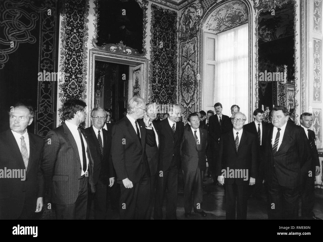 Franz Joseph Strauss (right) receives the delegation of the GDR, on the left next to him Erich Honecker, in the Reiches Zimmer (rich room) of the Munich Residenz. Left center: state secretary Edmund Stoiber. Stock Photo
