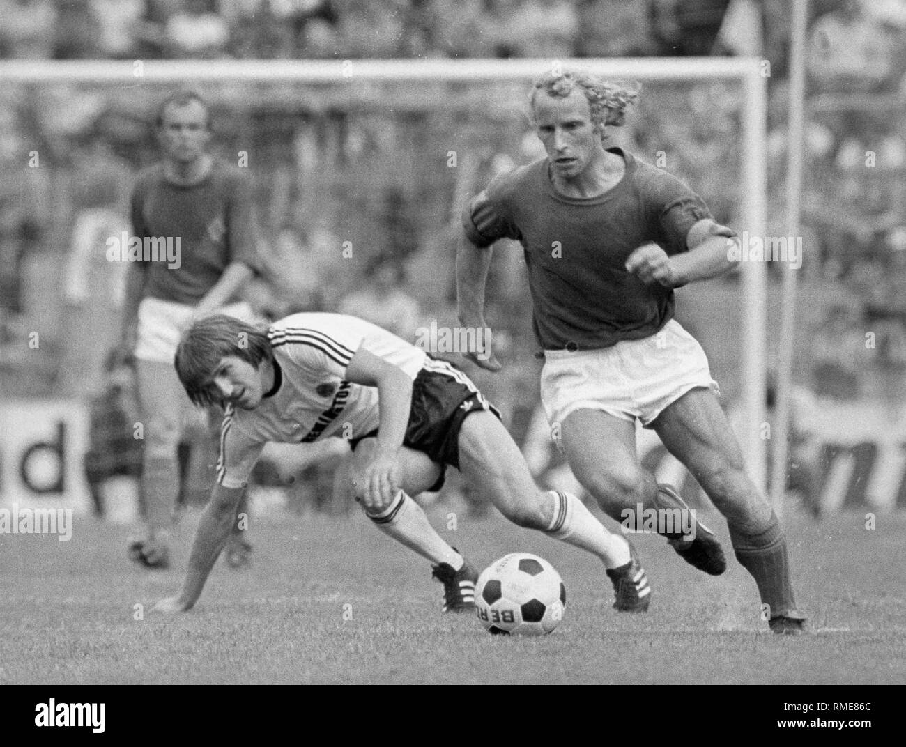 Footballer in action Black and White Stock Photos & Images - Page 3 - Alamy