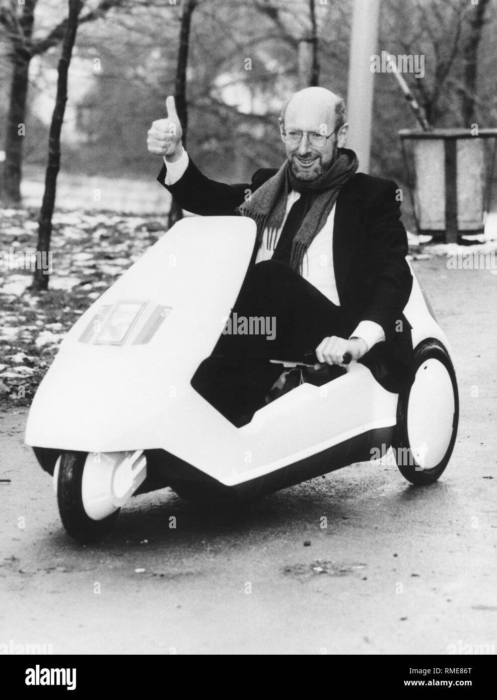 Sir Clive Sinclair in an electric tricycle of the type Britains Electronic Wizard C5. The C5 was 24km / h fast and had a range of 35km. Stock Photo