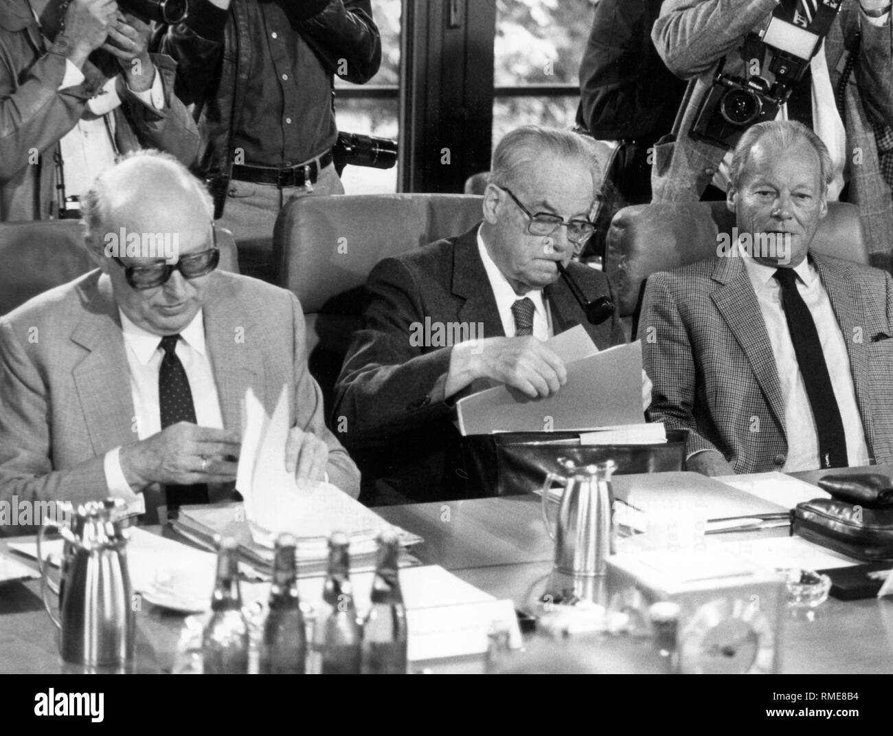 This photo shows from left: the chairman of the FDP Wolfgang Mischnick, the chairman of the SPD Herbert Wehner and the party leader of the SPD Willy Brandt during negotiations on the federal budget. Stock Photo