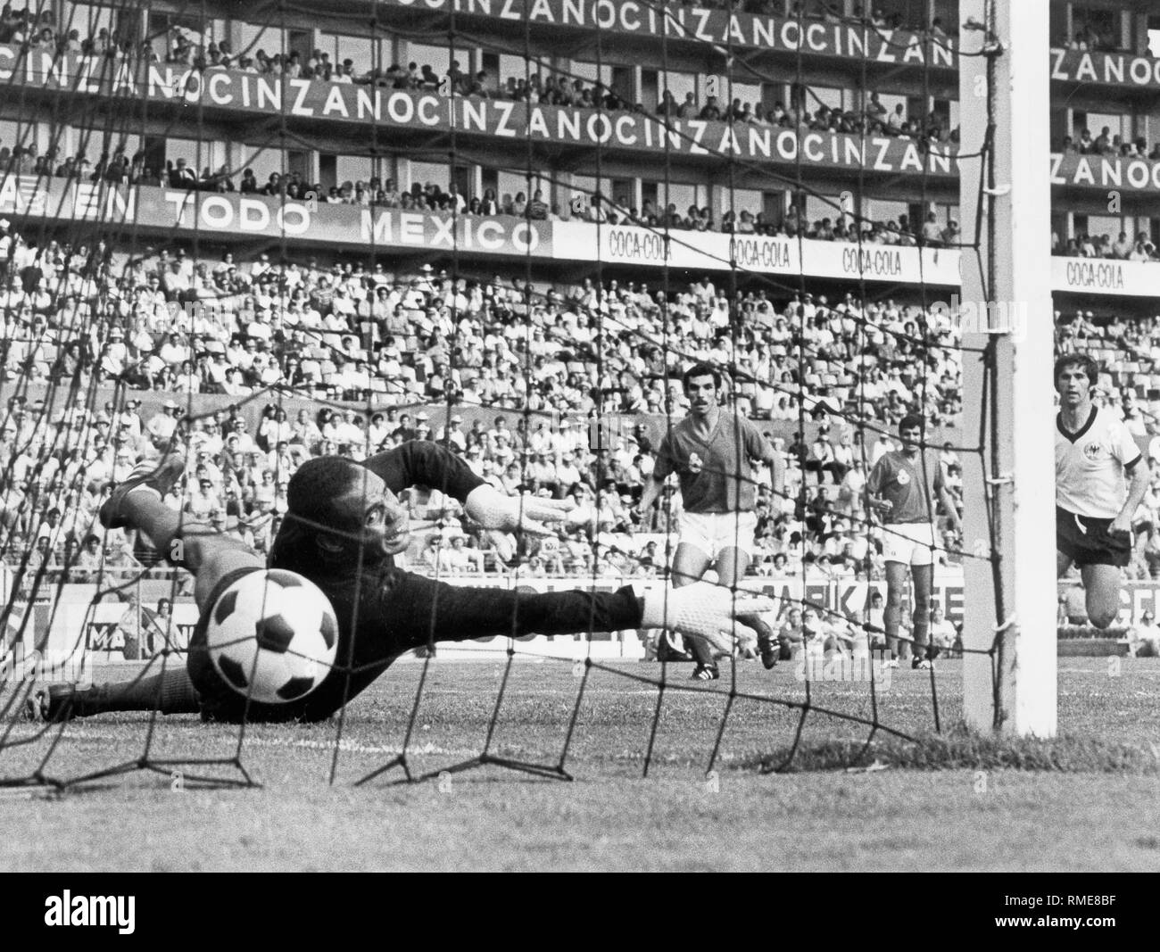 Uwe Seeler scores a goal to make it 1: 1 in the match Germany against Morocco at the 1970 Football World Cup. Stock Photo