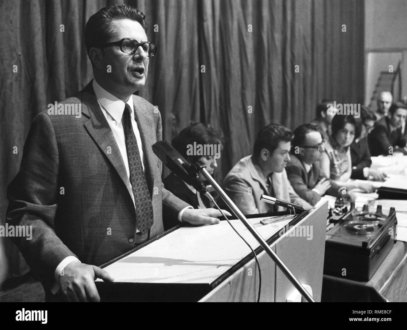 Mayor Hans-Jochen Vogel and the SPD party executive committee of Munich at a meeting on the dispute with the Jusos from Munich. Here Vogel at the speaker's desk. Stock Photo