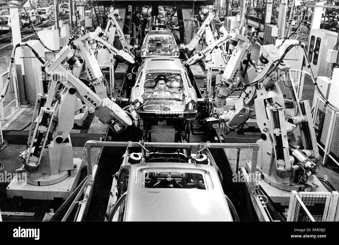 with conveyor belts at Ford in Cologne fully automated