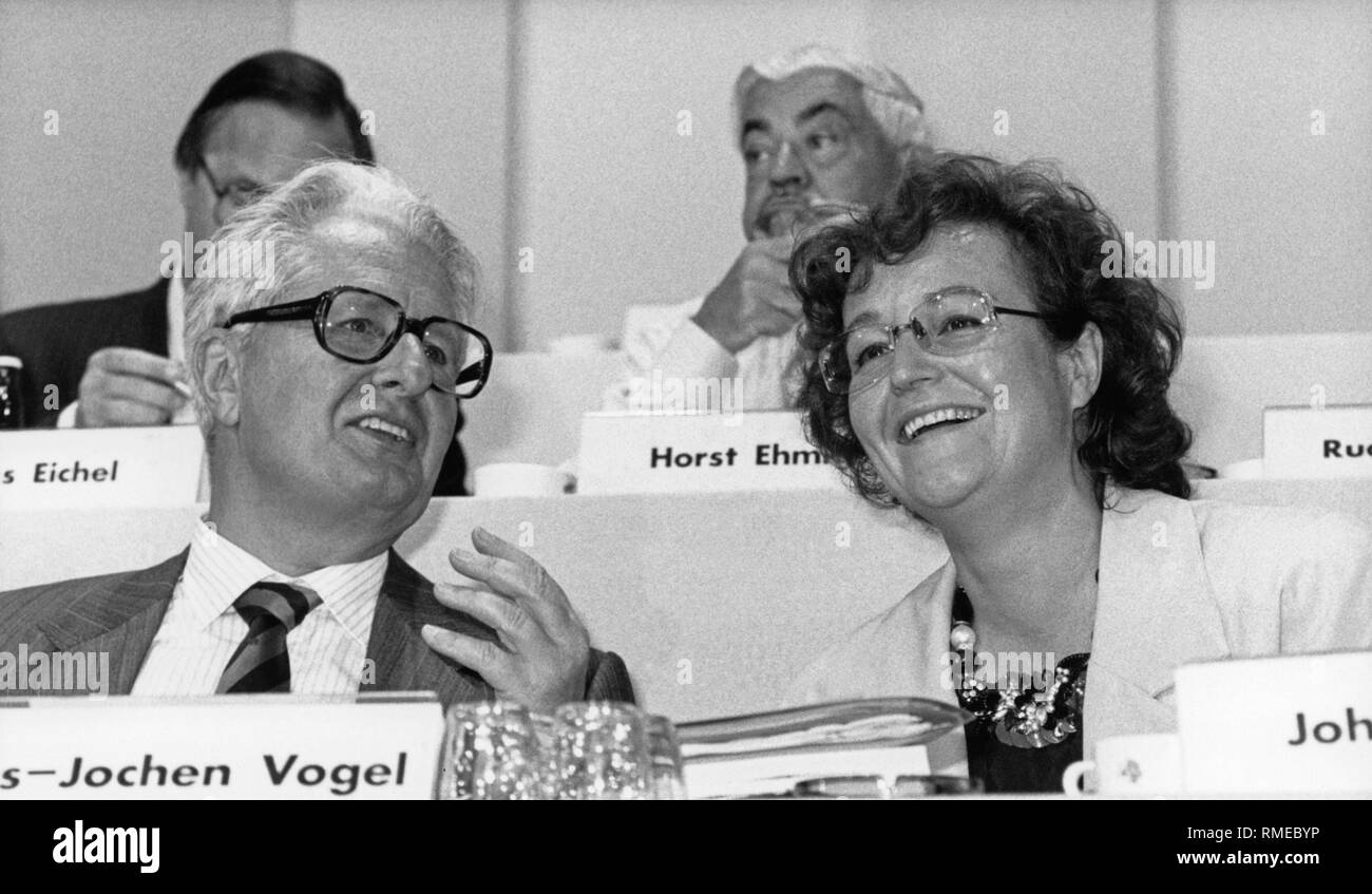 Hans-Jochen Vogel laughingly talks to the first female deputy party leader of the SPD, Herta Daeubler-Gmelin, at the party congress in the Halle Muensterland, where the introduction of the women's quota in the SPD was decided. In the background, Hans Eichel (left) and Horst Ehmke. Stock Photo