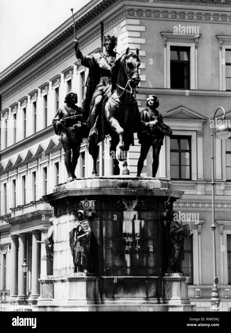 Monument to the builder of Odeonsplatz and Feldherrnhalle, Ludwig I. In 1816 King Ludwig I entrusted the architect Leo von Klenze with the planning of the Ludwigstrasse and a central square, which was to make the way from the Residenz over the Fuerstenweg (now Brienner Strasse) to Nymphenburg Palace more splendid. The Feldherrnhalle is a classical loggia at the southern end of Odeonsplatz. For the construction of the Feldherrnhalle from 1841 to 1844, which had as model the Loggia dei Lanzi in Florence, King Ludwig I commissioned Friedrich von Gaertner. Stock Photo