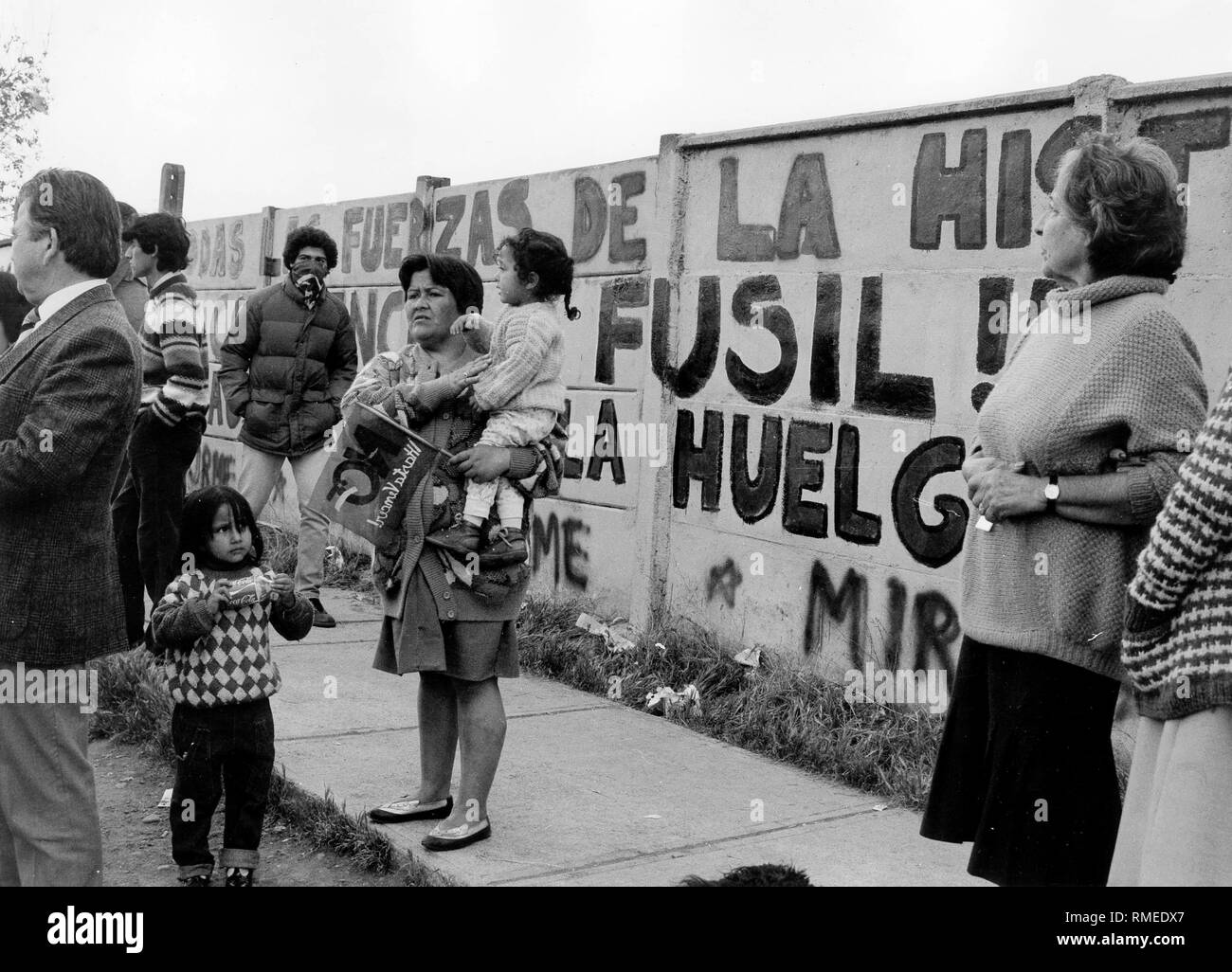 Wall slogans of the communist youth brigade 'Ramona Parra' demand the use of rifles during the general strike of the people against General Augusto Pinoche. Stock Photo