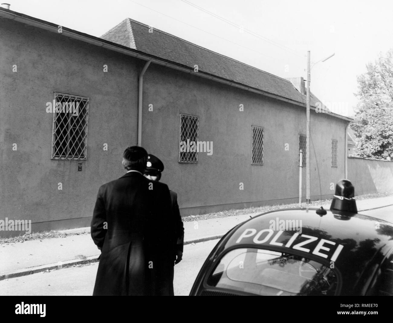 An employee of the Federal Intelligence Service (BND) in front of the walls of the BND site in Munich-Pullachim, having a conversation with an official of the Bavarian State Police. Undated photo from the 1960s. Stock Photo