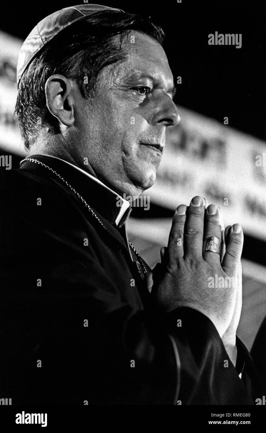 Archbishop Jozef Glemp prays at the 87th German Katholikentag (Catholics Day) in Duesseldorf. Stock Photo