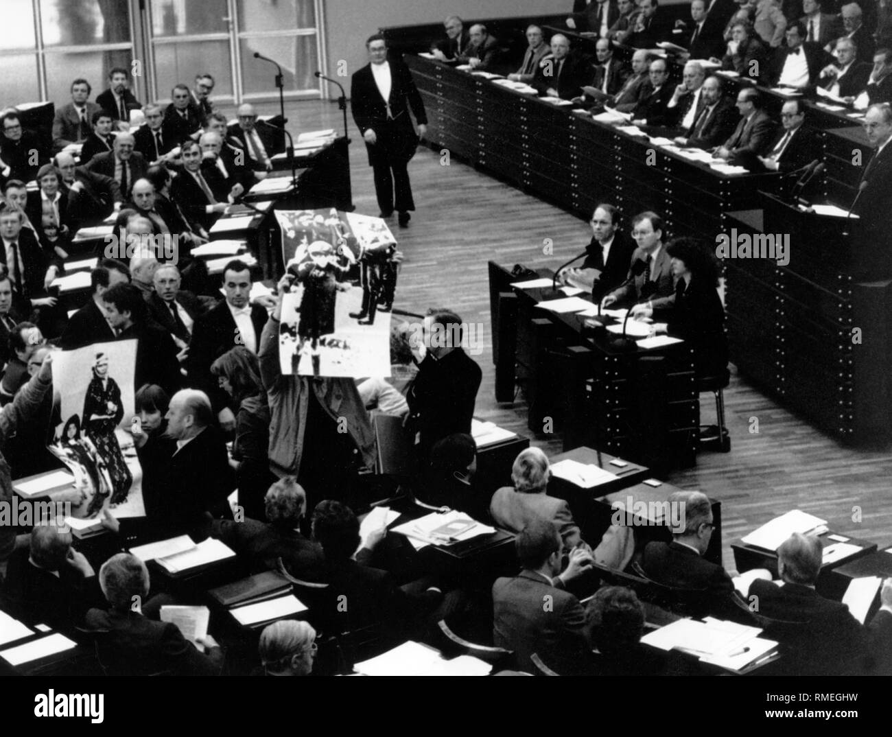 The marshals in the Bundestag when collecting the war pictures of the members of the parliamentary group of the Greens. With the action, the Greens wanted to demonstrate against war. Right, Chancellor Helmut Kohl. Stock Photo