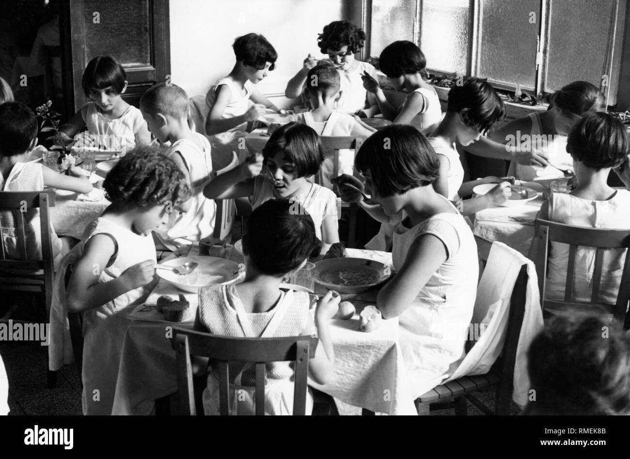 italy, rome, summer camp, refectory, little girls eating, 1930 Stock Photo