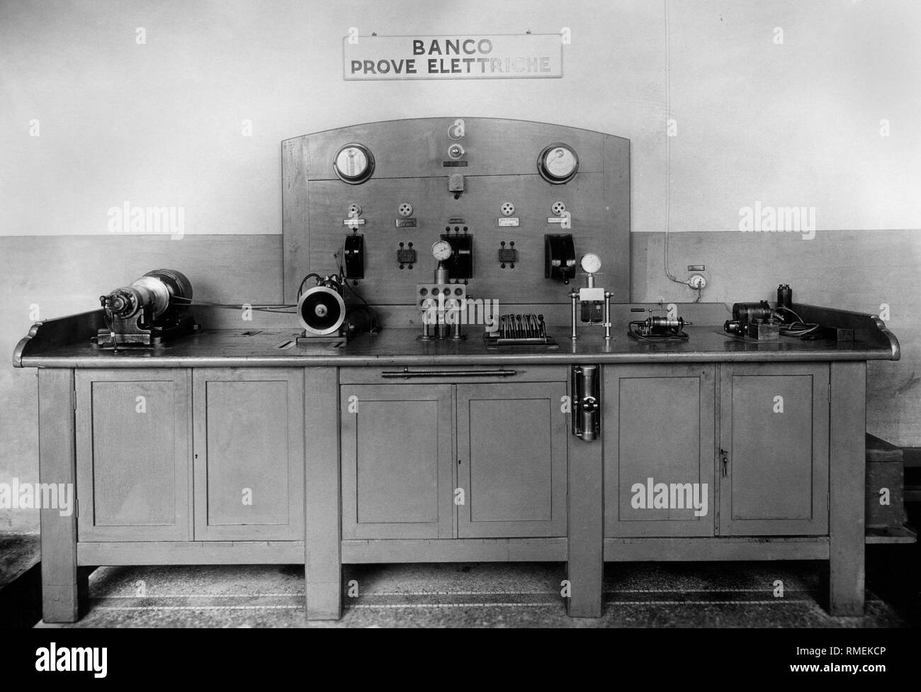bench testing car components, rome 1940 Stock Photo