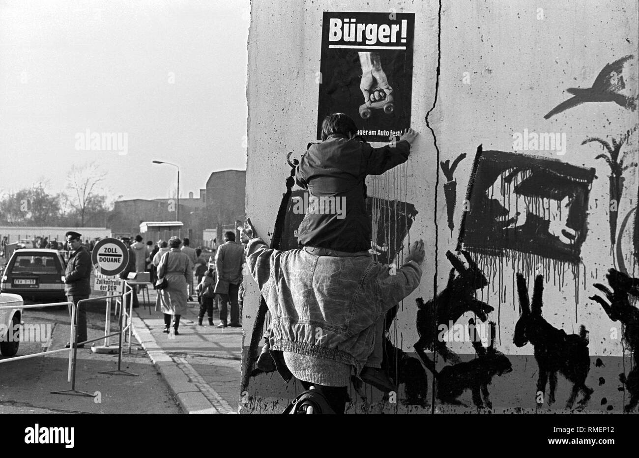 After the demonstration on the 19th of November, graphic artist Manfred Butzmann and other artists paint his hare motif on the Wall on Potsdamer Platz(later removed by border guards), Germany, Berlin-Mitte, 19.11.1989. Stock Photo