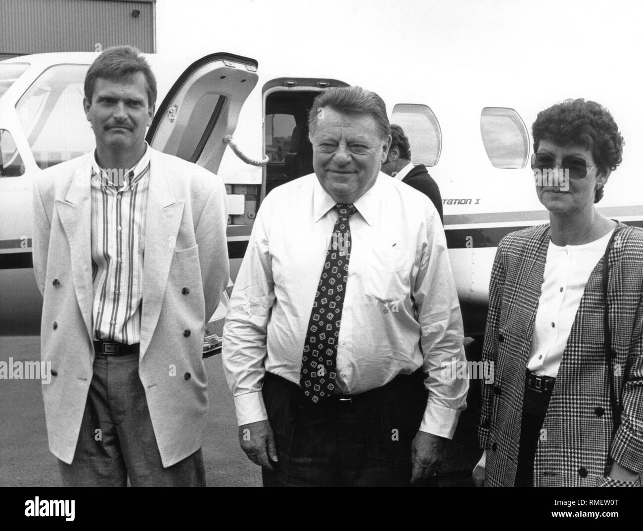 Bavarian Minister President and hobby pilot Franz Josef Strauss with the couple Heinz and Marlies Arens, who had won a flight with Strauss at an ARD request concert for World Hunger Help at Cologne Bonn Airport. Stock Photo