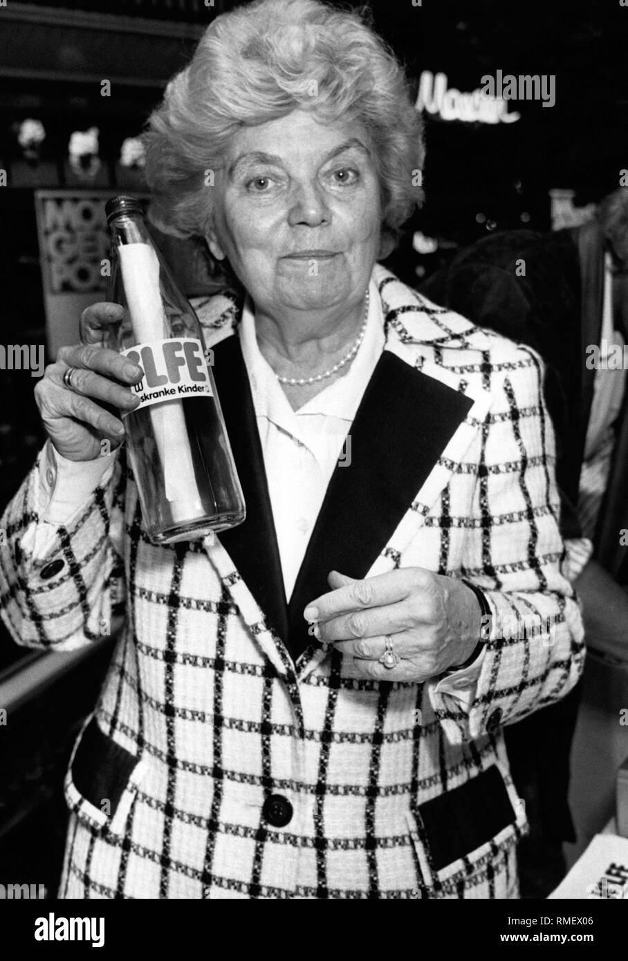 Actress Heidi Kabel in the play 'Allens echt, Fro Sperling' at the Ohnsorg-Theatre in Hamburg with 'stolen' madonna figure. Stock Photo