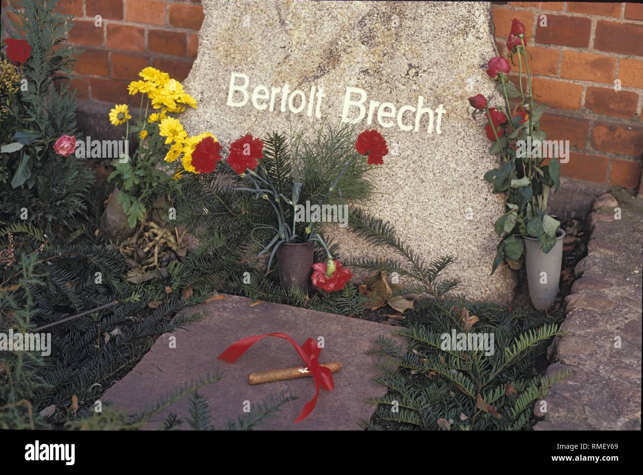 Grave (with cigar) of the poet and playwright Bertolt Brecht, at the Dorotheenstaedtische Friedhof, Germany, Berlin-Mitte, 11.10.1990. Stock Photo