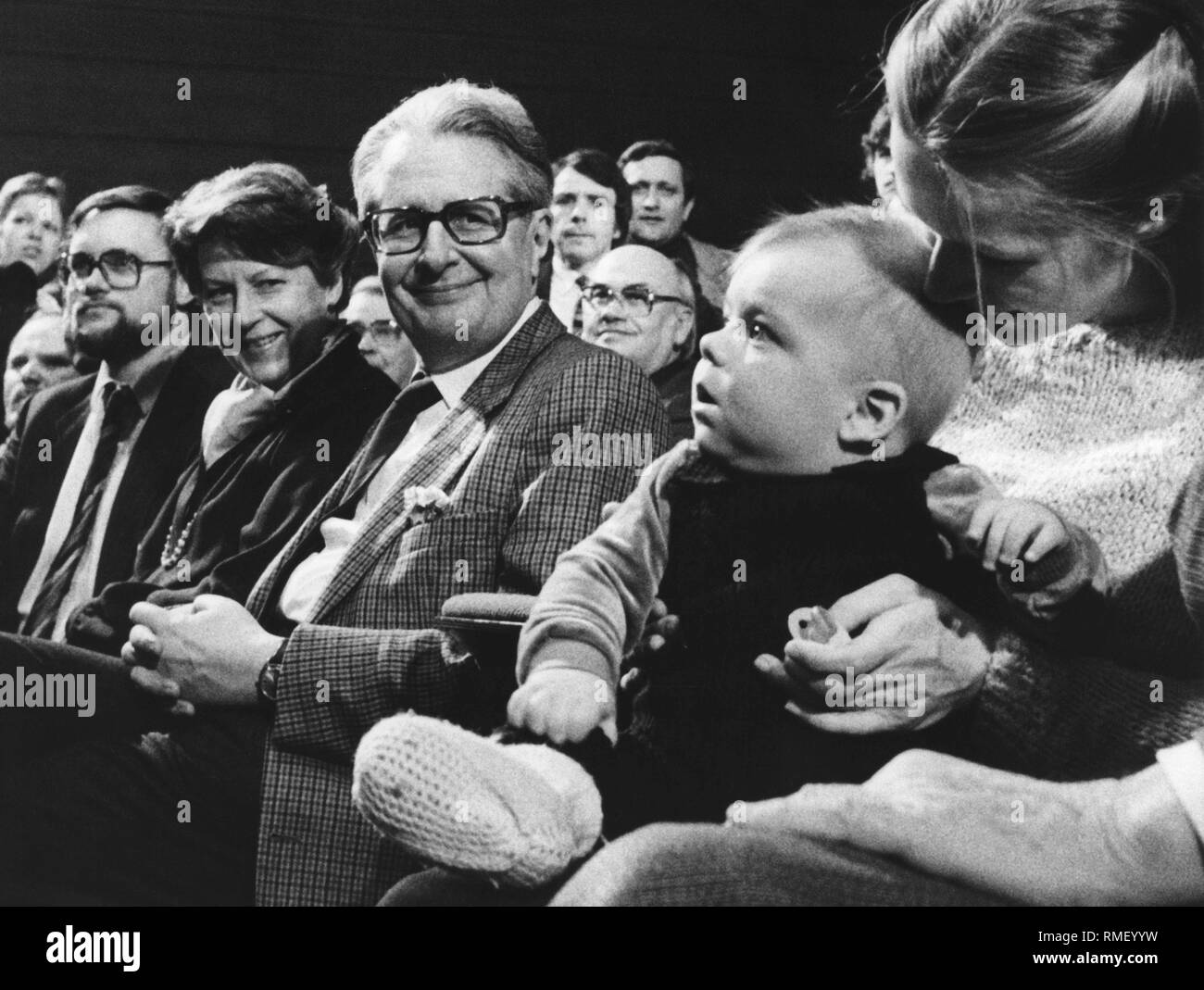 Hans-Jochen Vogel with his wife Liselotte (left) at an event in Saarbruecken. In the foreground, a young mother with her toddler. Stock Photo
