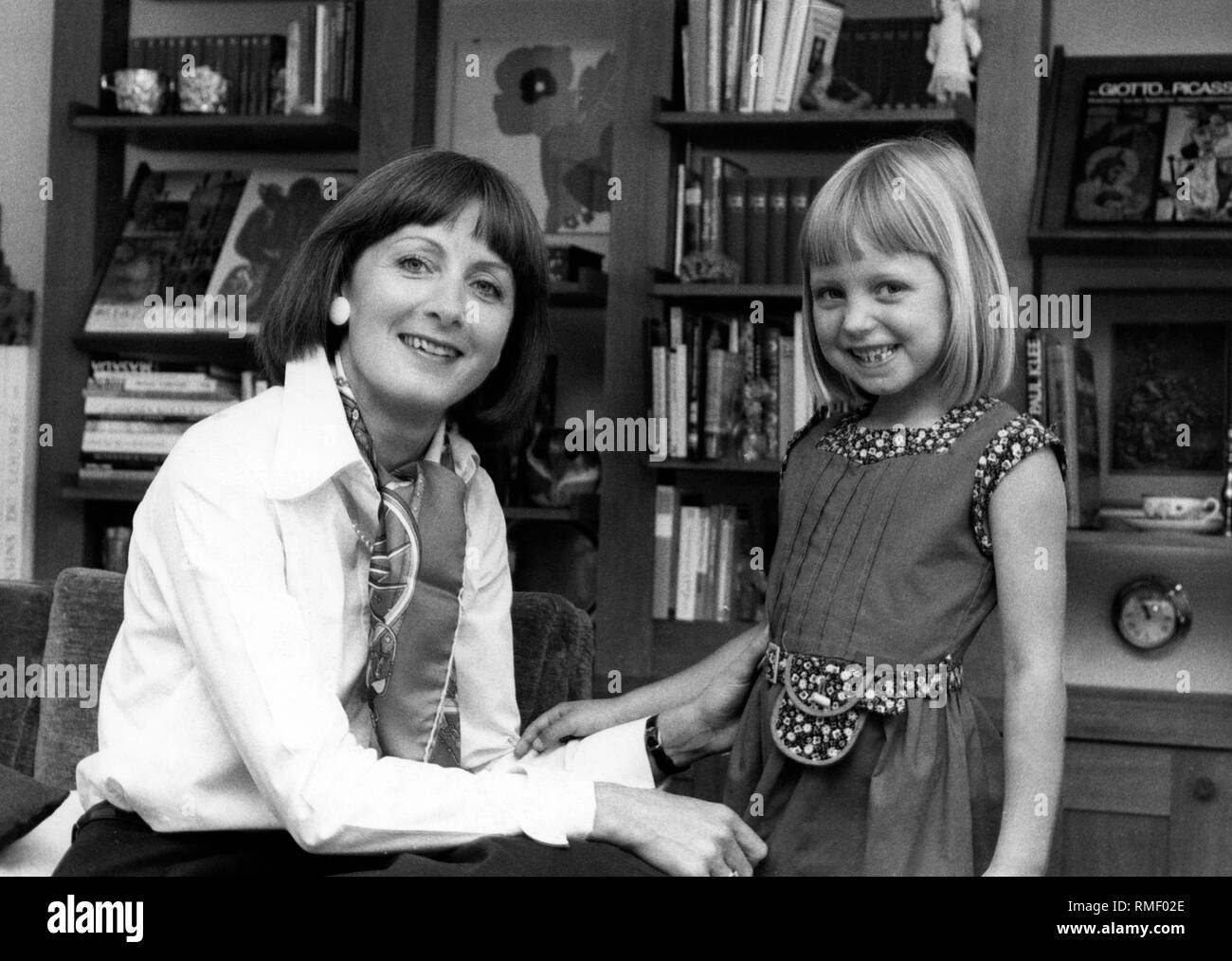 The Lord Mayor's wife Hildegard Kronawitter with her six-year-old daughter Isabelle (born 1971) in the Neuperlacher Haus. Stock Photo