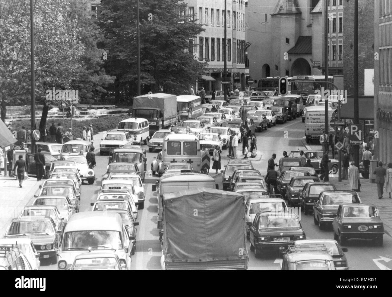 Traffic jam in Munich's old town on the Oberanger. Right the Rosental