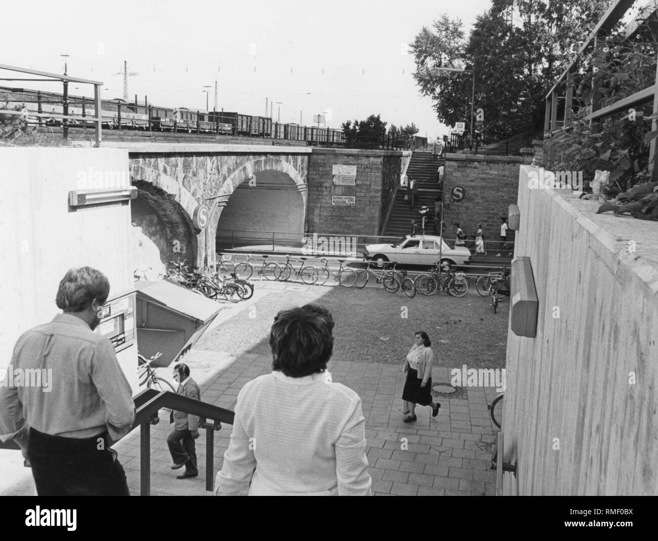 Pedestrians at the Laimer Underpass (north side Stock Photo Alamy