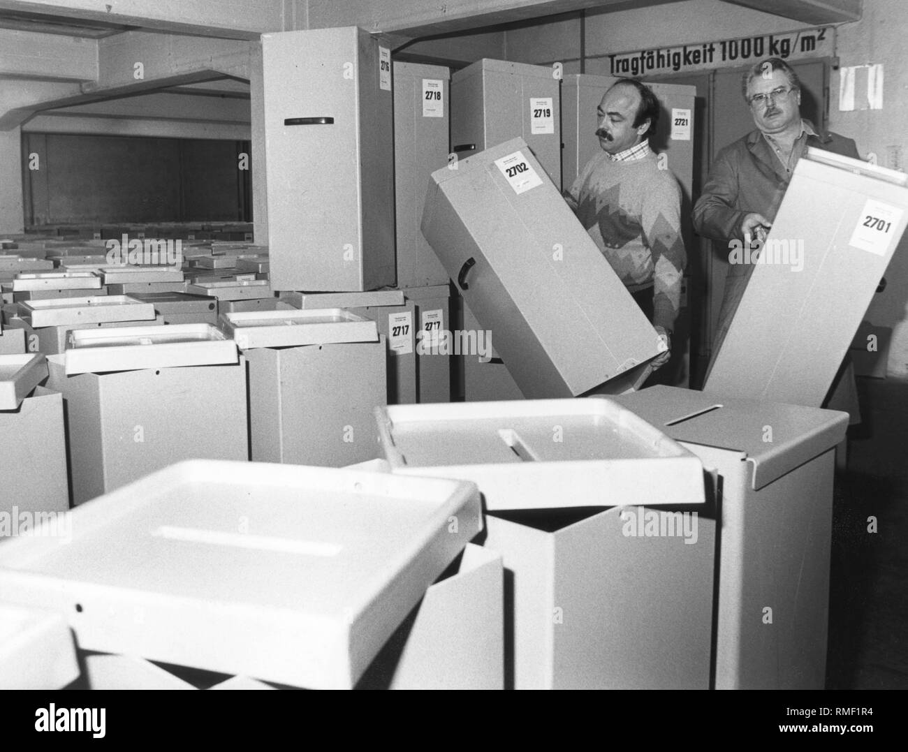 The central ballot box warehouse shortly before the Bavarian municipal elections (18.3.1990). Stock Photo