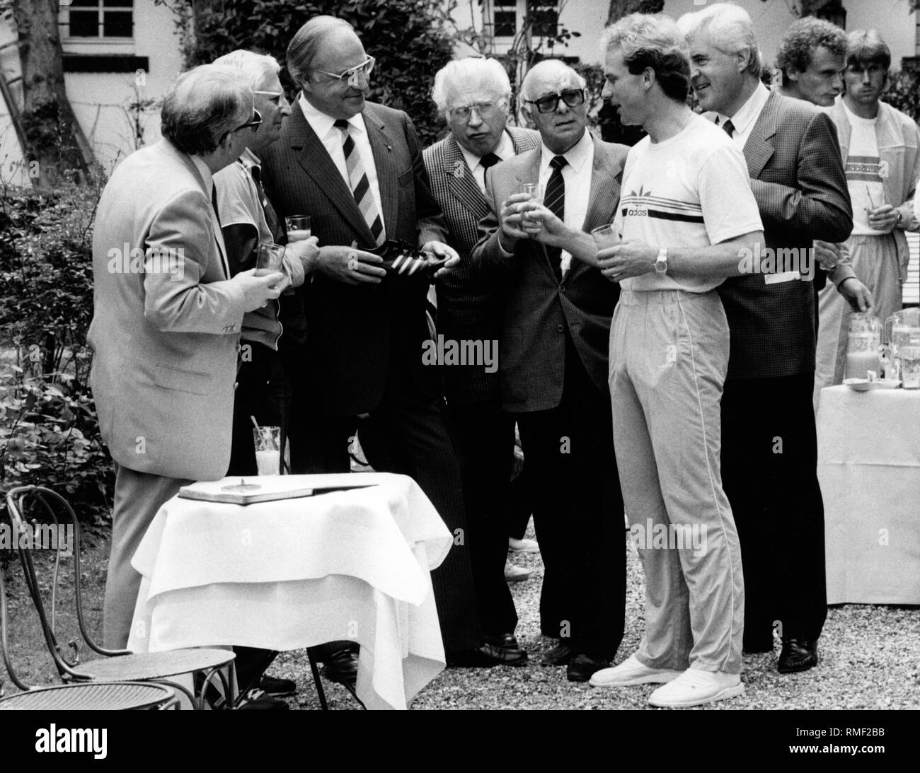 Chancellor Helmut Kohl (2nd from left to right) visits the training camp of the national football team before the World Cup in France 1984. Pictured: DFB President Hermann Neuberger, national coach Jupp Derwall, Kohl, Willhelm Neudecker (Chairman of the DFB-League Committee ), DFB board member Walter Baresel, national team captain Karl-Heinz Rummenige and government spokesman Peter Boenisch (from left to right) Stock Photo