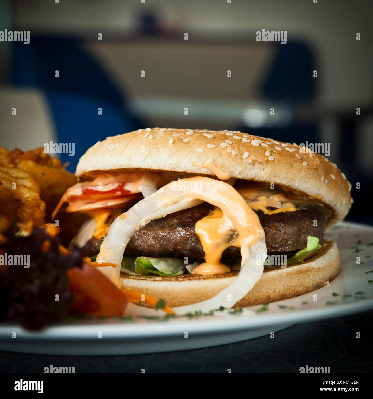 Ein Hamburger im klassischen Stil in einem 50er -60er Jahr Diner. [(c) Dirk A. Friedrich Stock Photo