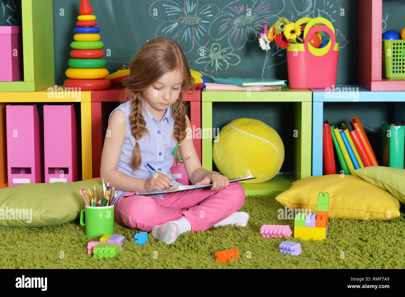 Portrait of little girl drawing with pencils Stock Photo - Alamy