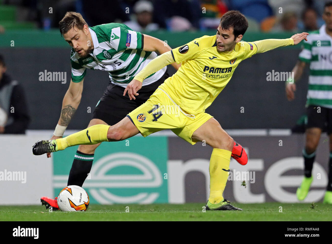Sebastián Coates of Sporting CP (L) vies for the ball with Alfonso Pedraza of Villarreal FC (R) during the Europa League 2018/2019 footballl match between Sporting CP vs Villarreal FC. (Final score: Sporting CP 0 - 1 Villarreal FC) Stock Photo