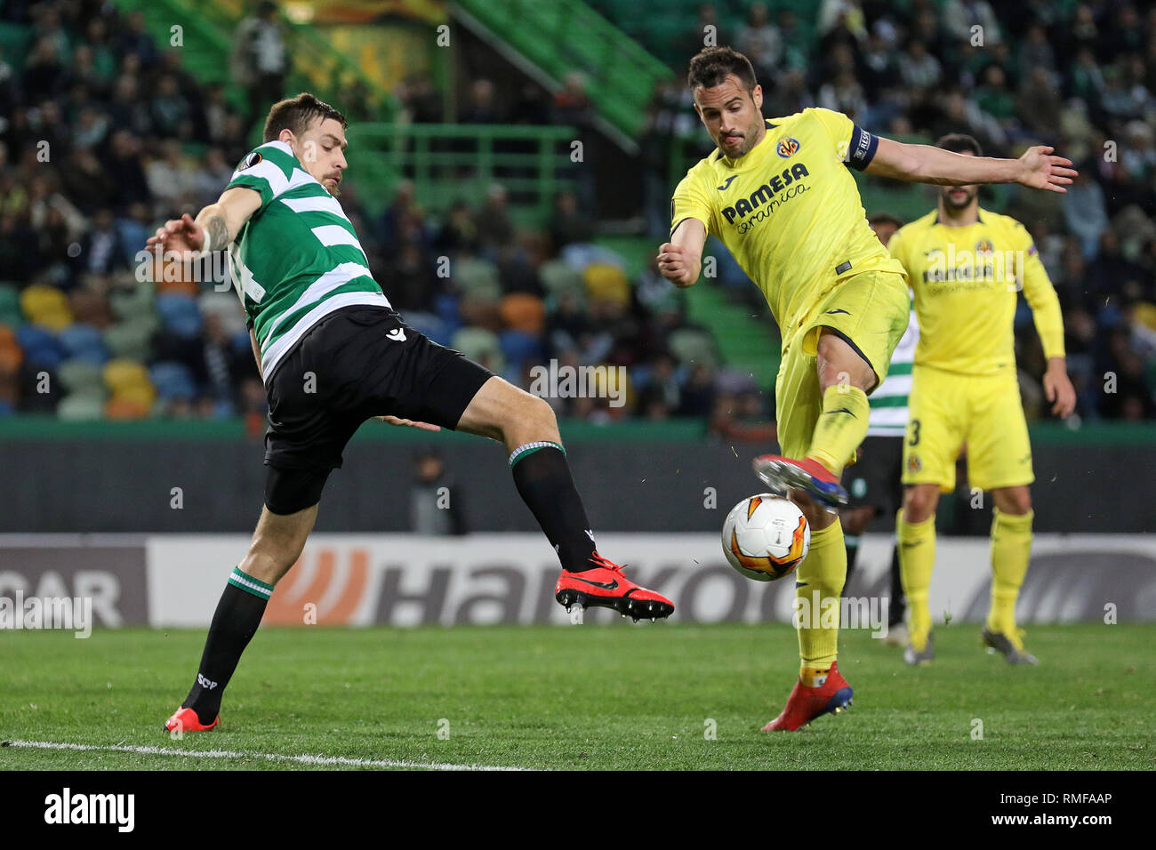 Sebastián Coates of Sporting CP (L) vies for the ball with Mario Gaspar of Villarreal FC (R) during the Europa League 2018/2019 footballl match between Sporting CP vs Villarreal FC.  (Final score: Sporting CP 0 - 1 Villarreal FC) Stock Photo