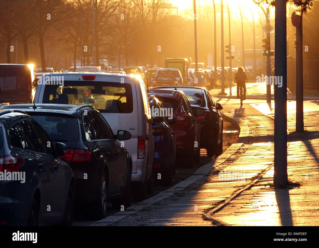 Berlin, Germany. 15th Feb, 2019. The morning sun rises above the ...