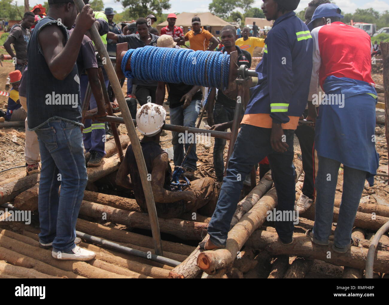 Mashonaland West, Zimbabwe. 15th Feb, 2019. Rescuers work on a flooded