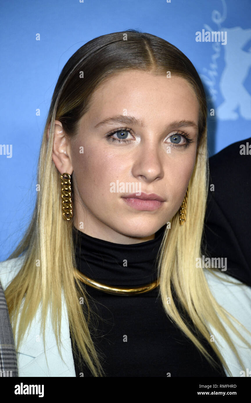 Berlin, Germany. 13th Feb, 2019. Anna Lena Klenke bei der Premiere der Serie '8 Tage' auf der Berlinale 2019/69. Internationale Filmfestspiele Berlin im Zoo Palast. Berlin, 13.02.2019 | usage worldwide Credit: dpa/Alamy Live News Stock Photo