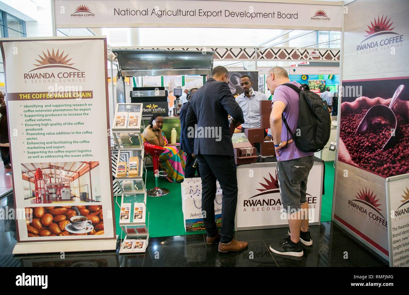 (190215) KIGALI, Feb. 15, 2019 (Xinhua) Visitors watch coffee