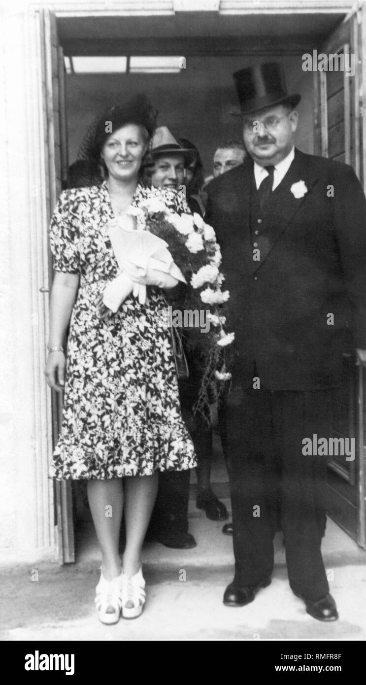 Philipp Auerbac with his wife Margit leave the synagogue in Munich following their wedding ceremony. Stock Photo