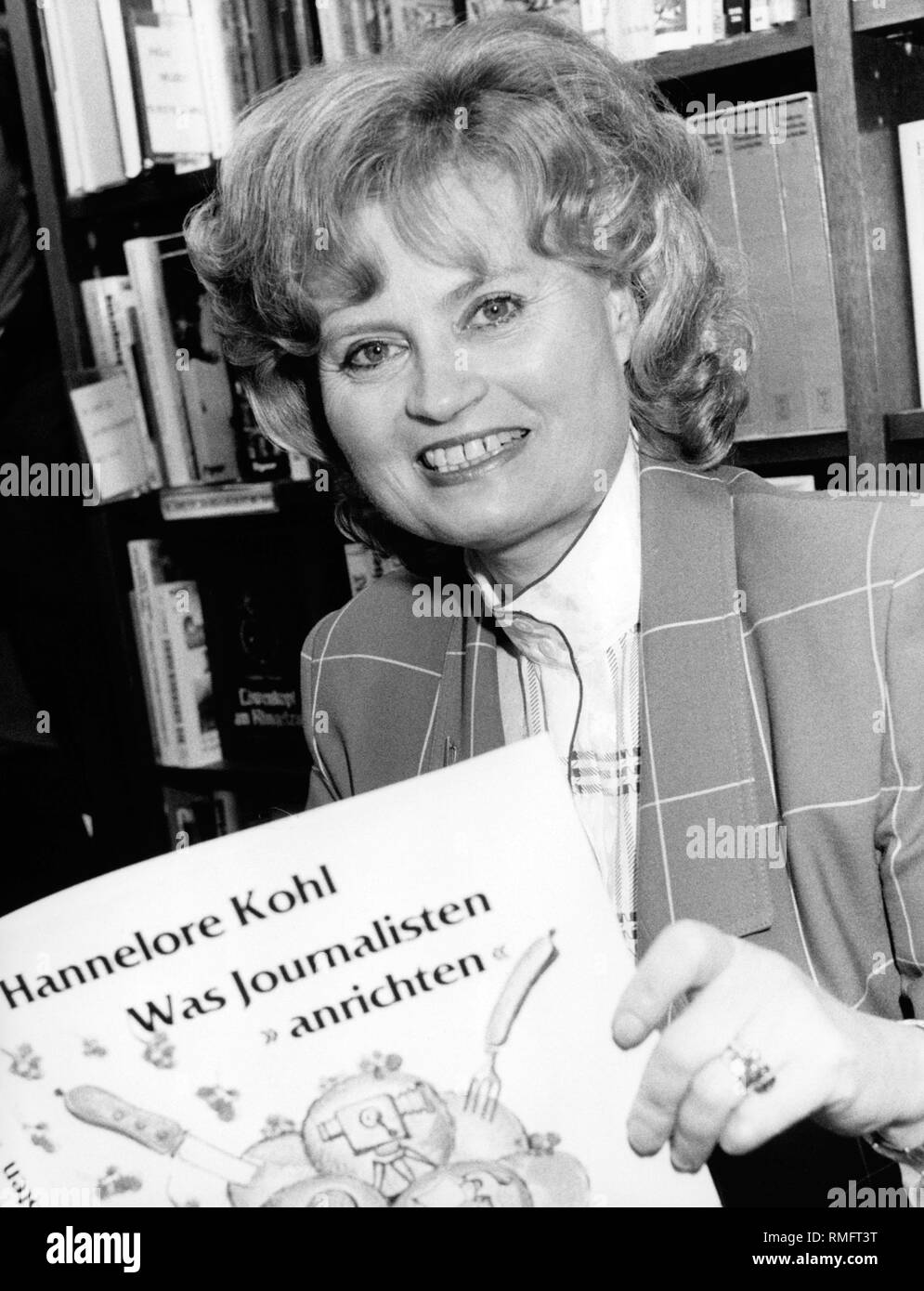 Hannelore Kohl presents in a bookstore the cookbook published by her 'Was Journalisten anrichten', in which well-known German journalists present cooking recipes. The profit will go to her foundation in favor of accident victims Kuratorium ZNS, (today: ZNS - Hannelore Kohl Stiftung fuer Verletzte mit Schaeden des Zentralen Nervensystems - ZNS - Hannelore Kohl Foundation for Patients with Damage of the Central Nervous System). Stock Photo