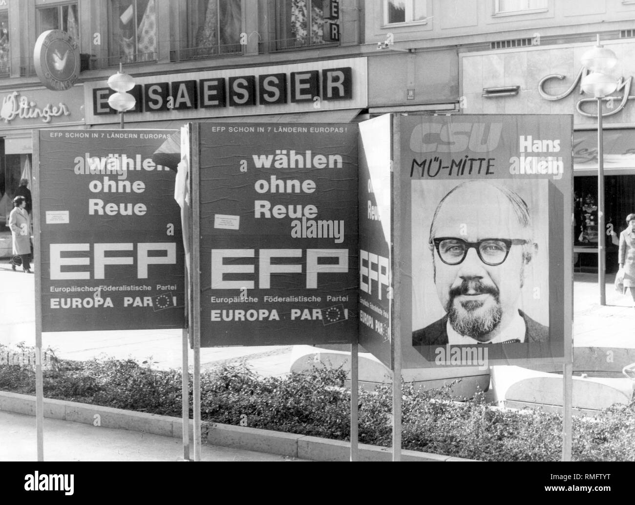 Election posters of the EFP and the CSU in a shopping street in Munich. The European Federalist Party (EFP) campaigns with 'Vote without remorse' and the CSU with the deputy for Mue-Mitte, Hans Klein. Stock Photo