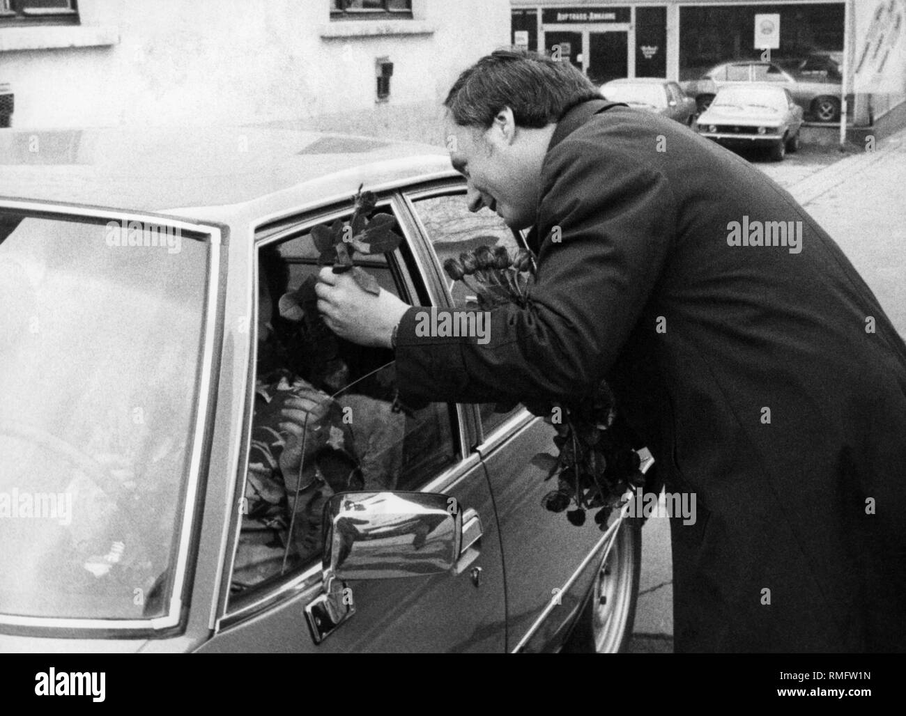 SPD politician Oskar Lafontaine talking with a driver during the election campaign. Stock Photo