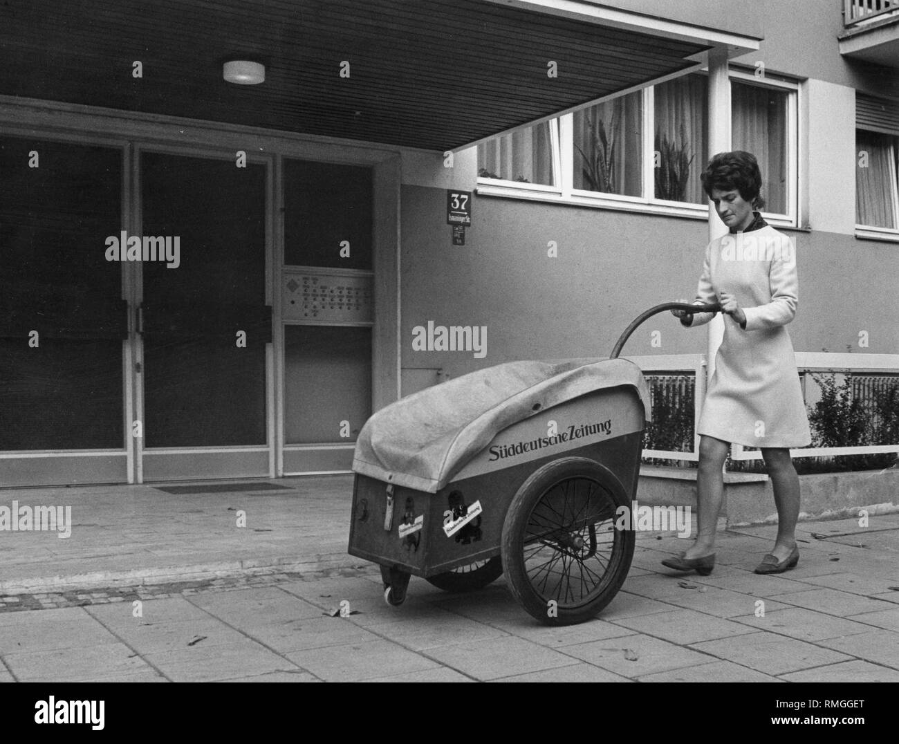 A newspaper carrier of the Sueddeutsche Zeitung with her car in the Ismaningerstrasse in Munich (undated shot). Stock Photo