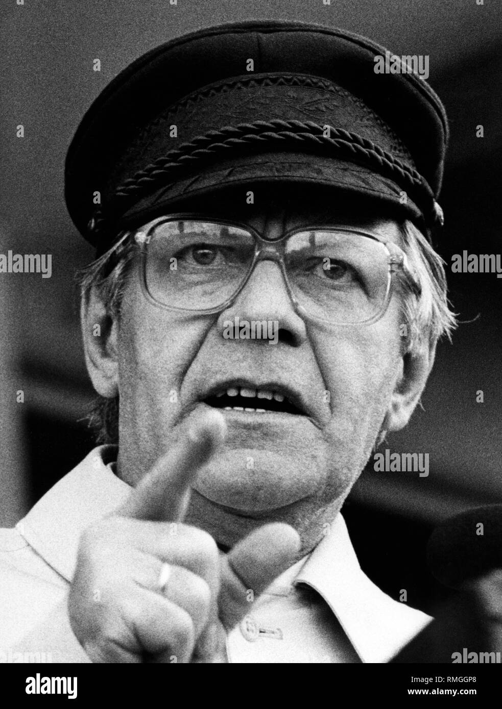 Chancellor Helmut Schmidt with Prinz Heinrich hat and glasses, gesticulating. Stock Photo