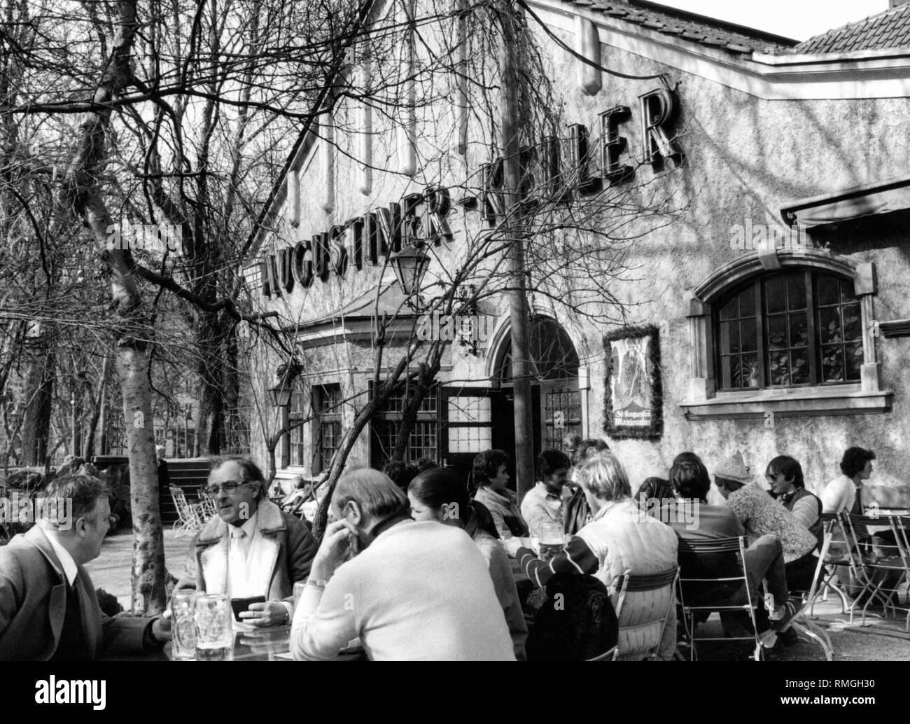 Some guests in front of the Augustiner-Keller in the Arnulfstrasse in Munich. Stock Photo