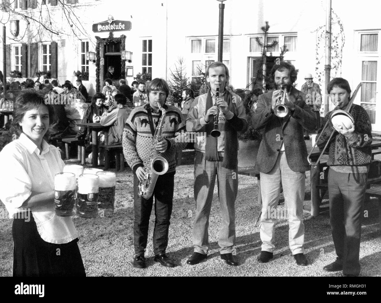 The Polish jazz band 'Sami Swoi' plays in the beer garden 'Waldwirtschaft Grosshesselohe' on the outskirts of Munich. Stock Photo