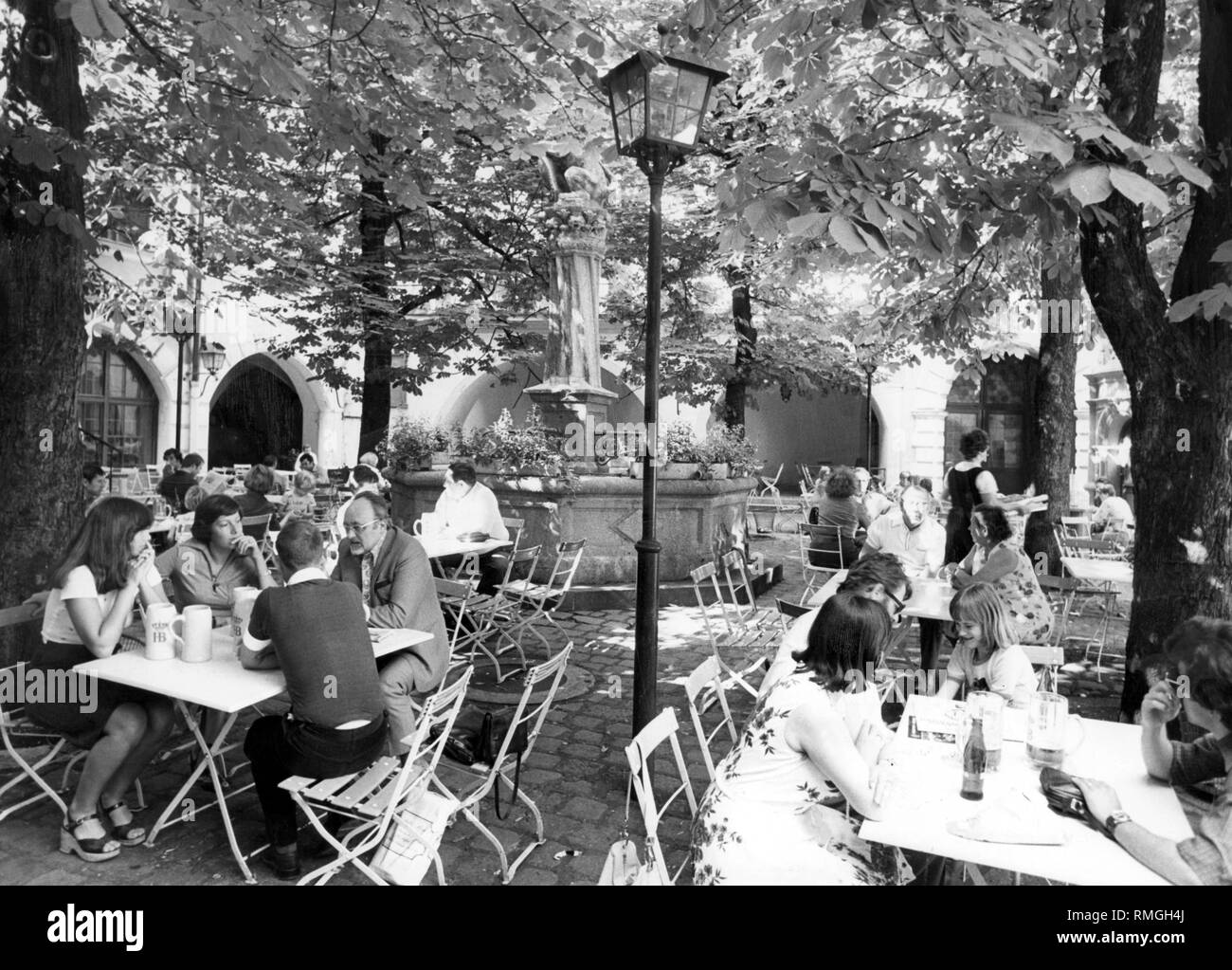 The beer garden of the Munich Hofbraeuhaus Stock Photo Alamy